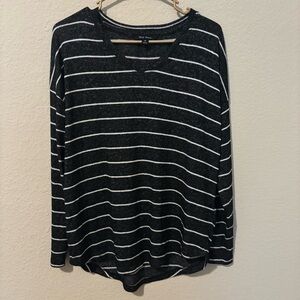 Well Worn Womens Grey White Long Sleeve Top, Size Medium